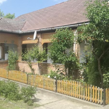 Henrietta Vendeghaz Apartment Domoszlo Luaran gambar