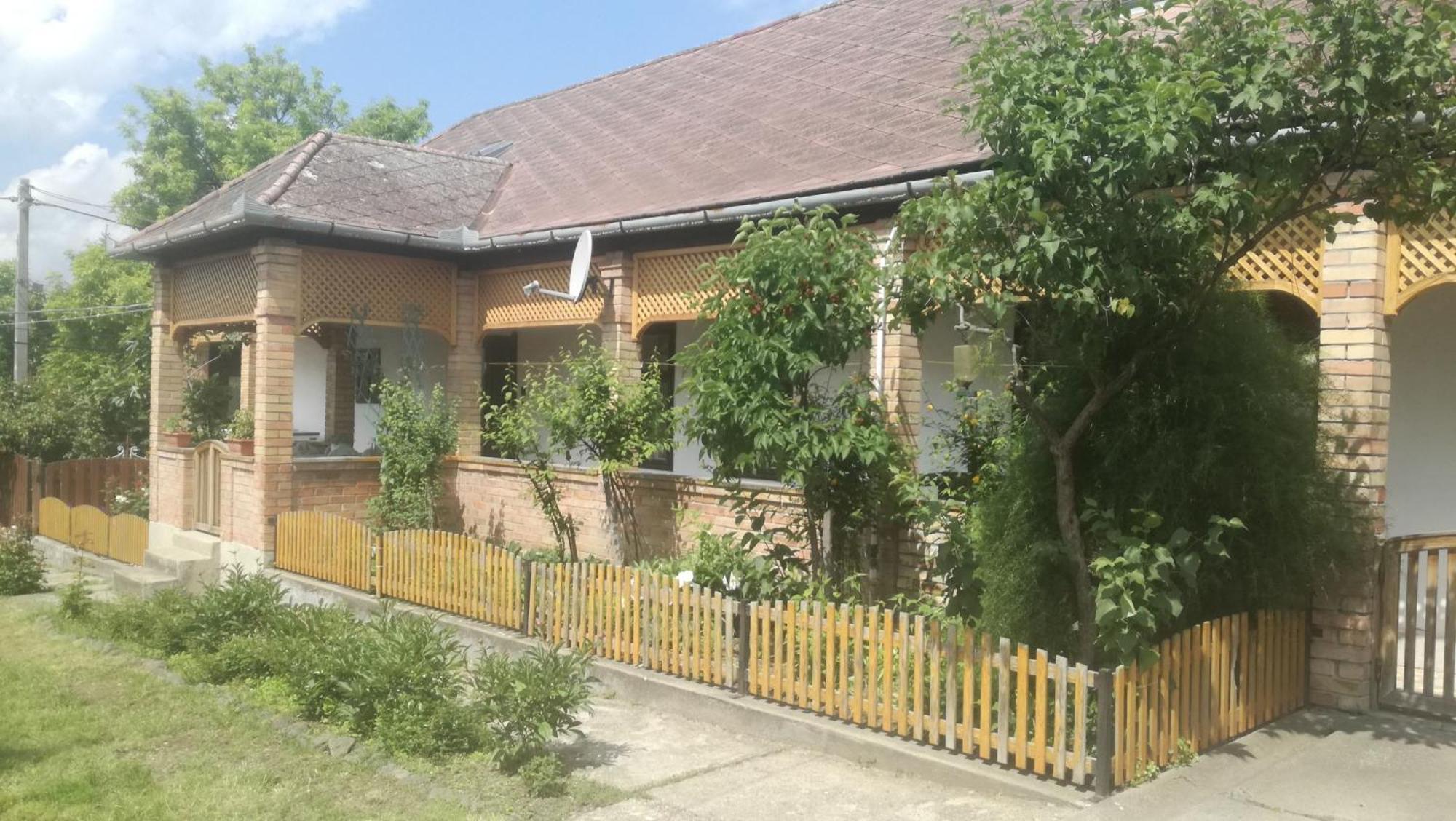 Henrietta Vendeghaz Apartment Domoszlo Luaran gambar